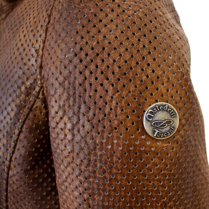 Elysium dettaglio sulla spalla della giacca color miele
