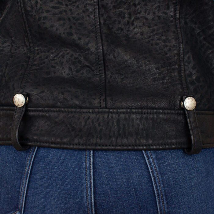 Detalhe Thule da parte de trás da jaqueta preta