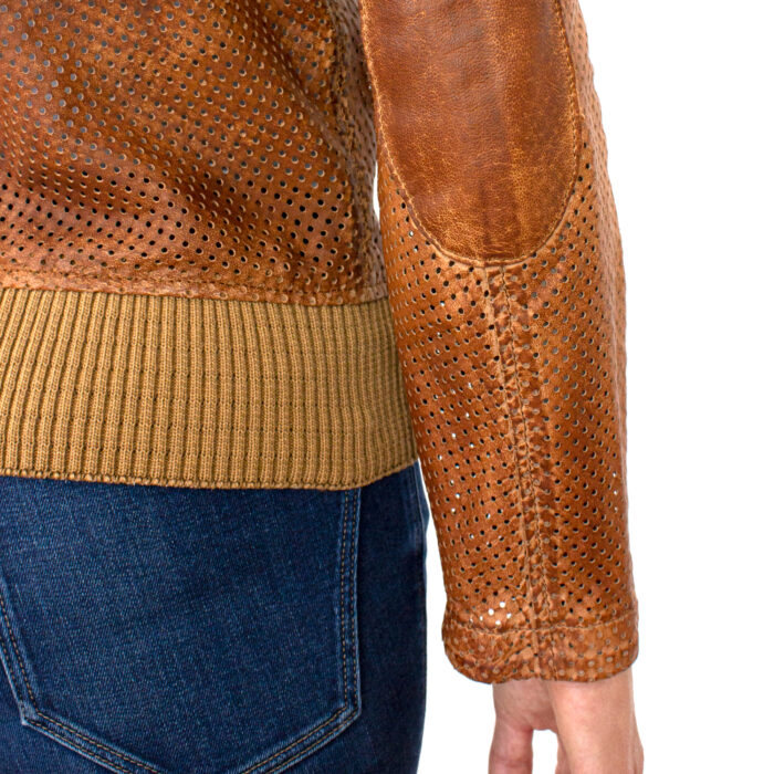 Elysium dettaglio manica della giacca color miele