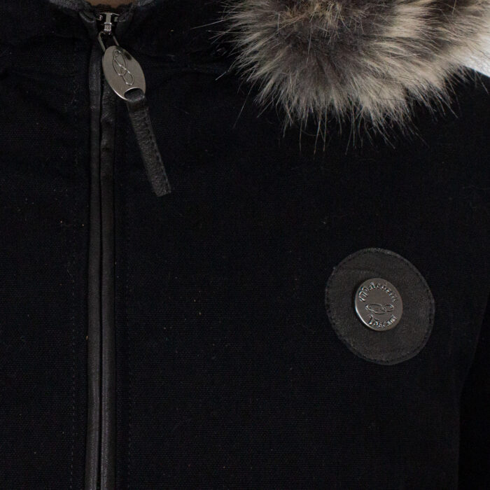 Olona-Reißverschlussdetail auf der Vorderseite des schwarzen Mantels