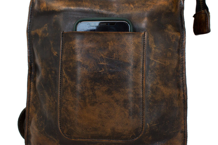 Карман Delta 1 на задней части сумки коньячного цвета