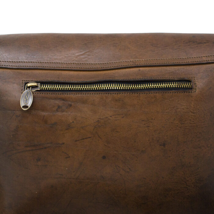 Capa 2 dettaglio zip della borsa color marrone