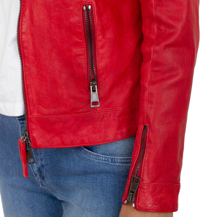 Detalhe de zíper Andrômeda da jaqueta vermelha