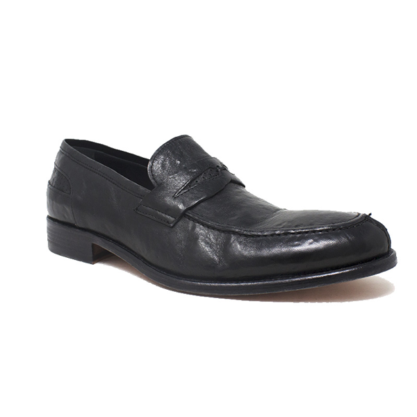 Mocassino Classic MT vista isometrica della scarpa color nero