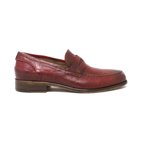 Mocassim MT clássico vista lateral do sapato vermelho