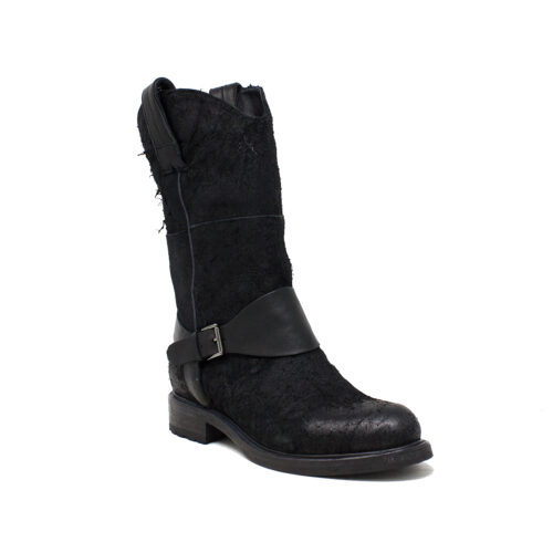 Low heel boot Onde isometric view of the skinned black model