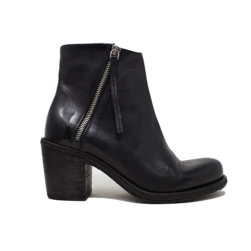 Ankle boot Tronchetto side view of the black model