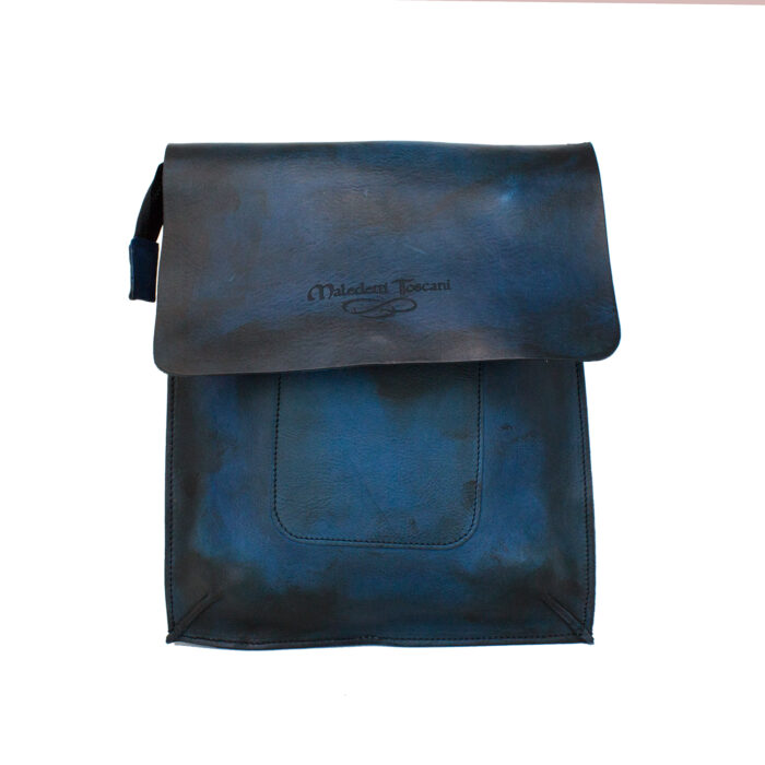 Передняя часть сумки Delta 1 окрашена вручную в кобальтово-темно-коричневый цвет.
