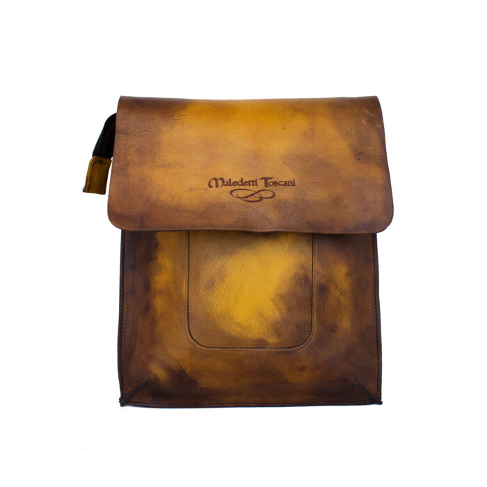 Передняя часть сумки Delta 1 окрашена вручную в лимонно-желто-темно-коричневый цвет.