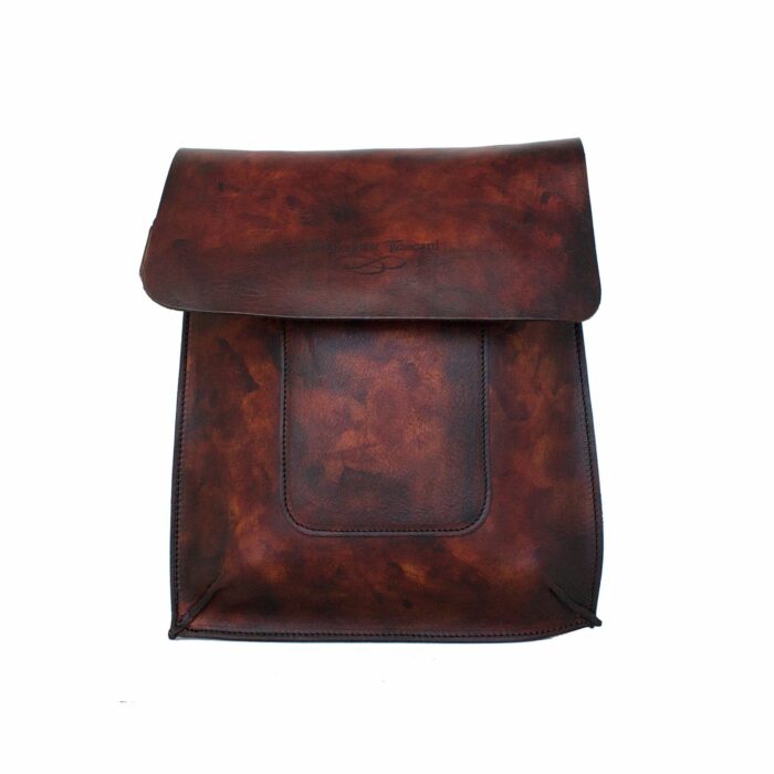 Передняя часть сумки Delta 1 окрашена вручную в сандалово-коричневый/темно-коричневый цвет.