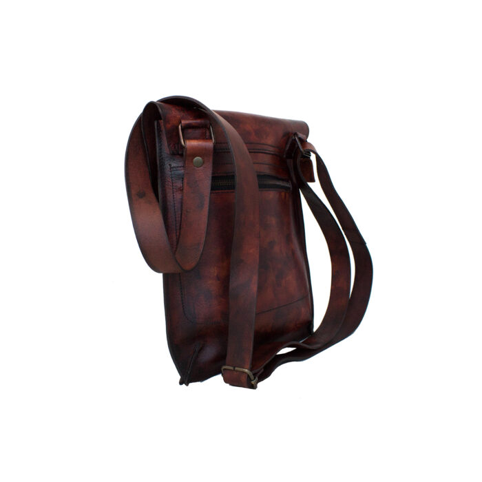 Изометрический вид сумки Delta 1, окрашенной вручную, темно-коричневого цвета сандалового цвета.