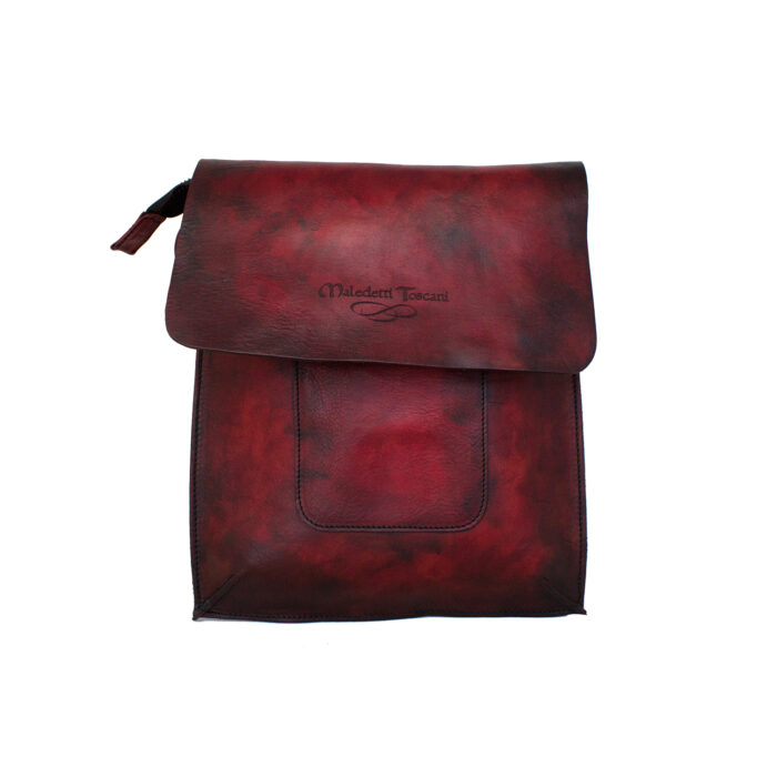 Передняя часть сумки Delta 1 окрашена вручную в красно-темно-коричневый цвет.