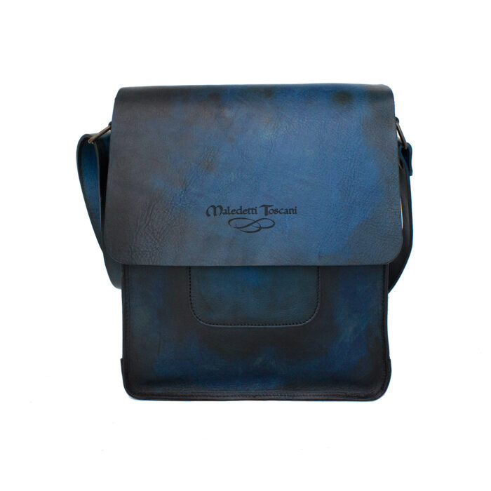 Передняя сумка Delta 4 окрашена вручную в кобальтово-темно-коричневый цвет.
