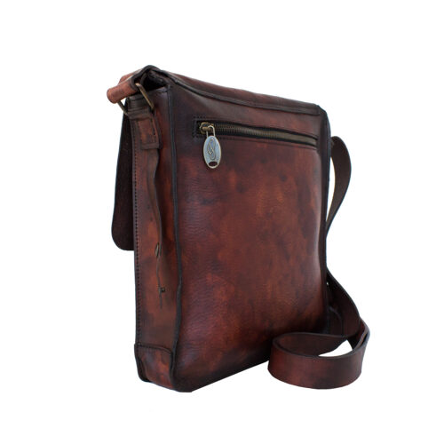 Изометрический вид задней части сумки Delta 4, окрашенный вручную в коричневом сандалово-темно-коричневом цвете.