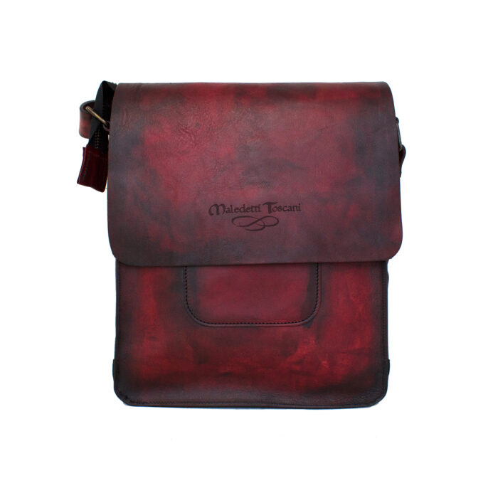 Передняя часть сумки Delta 4, окрашенная вручную в красно-темно-коричневый цвет.