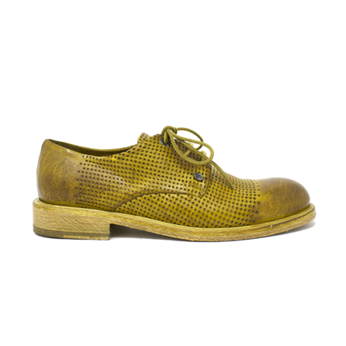 Derby Puntolini side view of the mustard-colored shoe