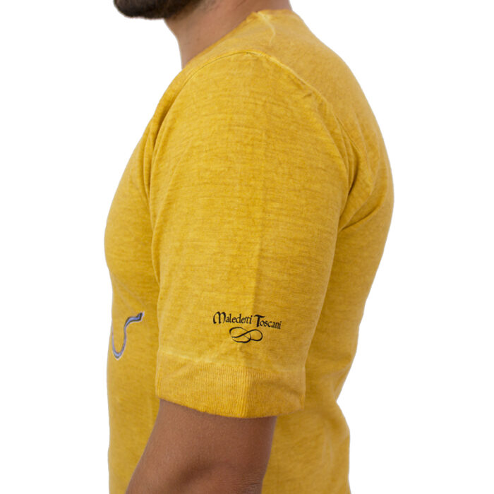T-Shirt in Corteccia d'albero e Alghe Marine "Drago Tempus Fugit" color senape dettaglio disegno sulla manica