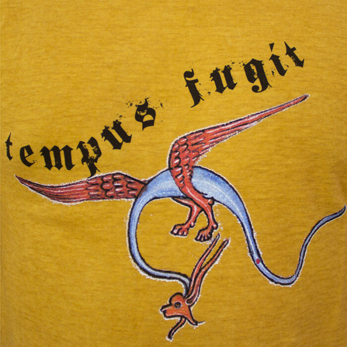 T-Shirt in Corteccia d'albero e Alghe Marine "Drago Tempus Fugit" color senape dettaglio disegno sul fronte