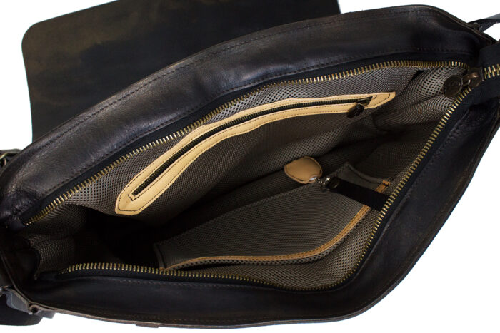 Capa 1 interior del bolso teñido a mano en negro-cobre