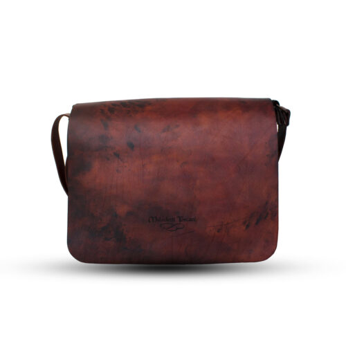 Capa 2: передняя часть сумки окрашена вручную в сандалово-темно-коричневый цвет.