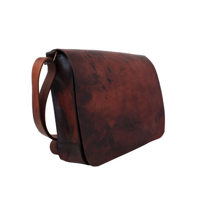 Capa 2, окрашенная вручную изометрическая сумка темно-коричневого цвета сандалового цвета, вид спереди.