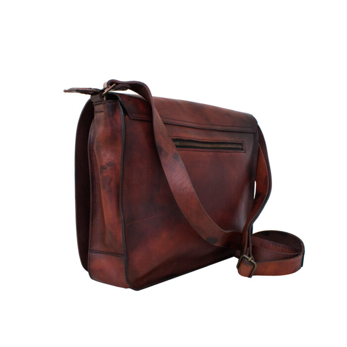 Capa 2 изометрический вид задней части сумки, окрашенный вручную в сандалово-темно-коричневый цвет.