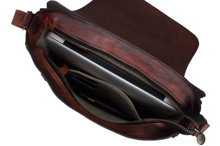 Capa 2 interior del bolso teñido a mano en color marrón sandalia-marrón oscuro