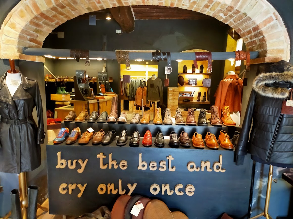 Bagno Vignoni Store esposizione scarpe