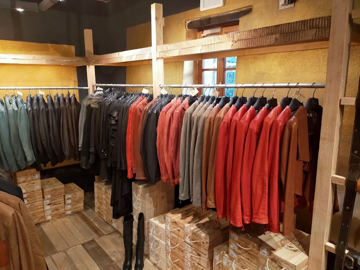 Bagno Vignoni Store esposizione giacche