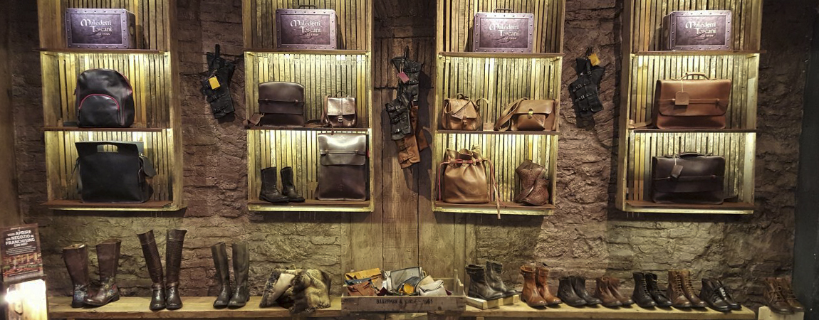 Montepulciano Store espositore borse, stivali e stivaletti