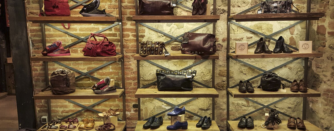 Montepulciano Store espositore borse e scarpe
