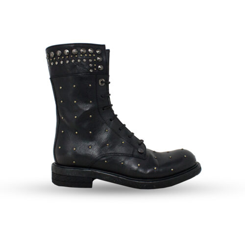 Side view star ankle boot of the black model