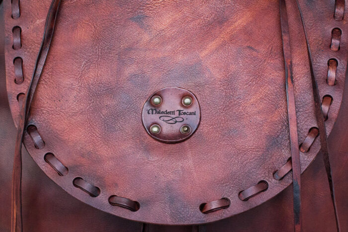 Nubium Handgefärbte braune Sandale – dunkelbraunes Detail auf der Vorderseite des Rucksacks