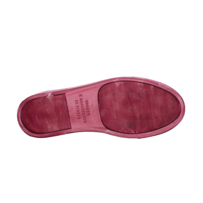 Genesis Tinta a mano dettaglio della suola della sneaker color rosso-testa di moro
