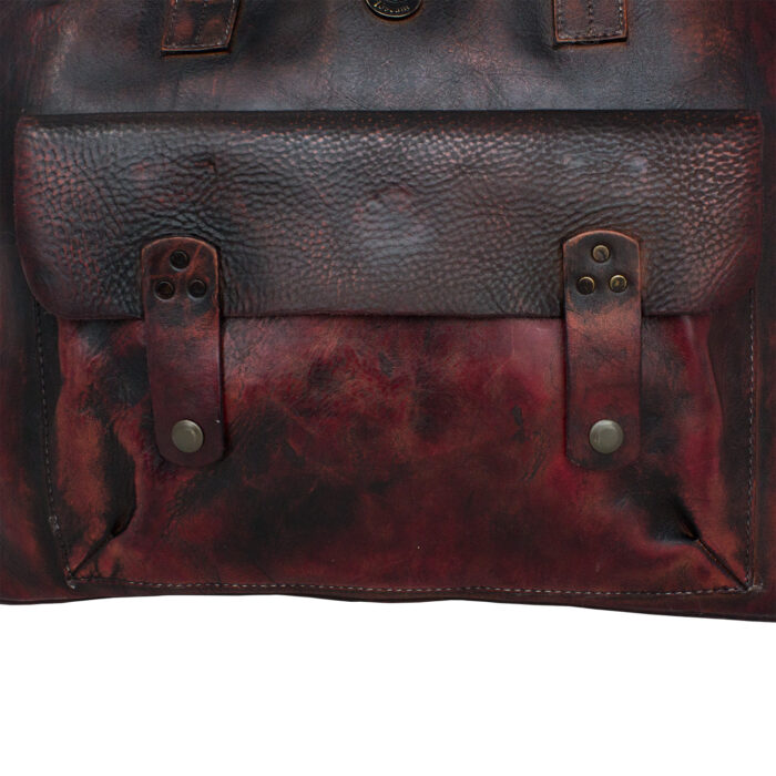 Hodor 2 Detail der weinfarbenen Tasche