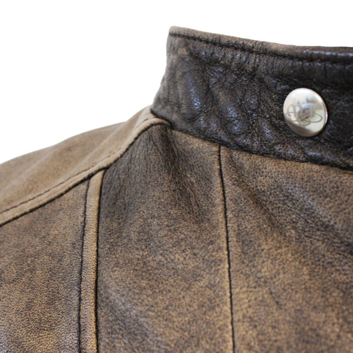 Hellas dettaglio colletto della giacca color marrone