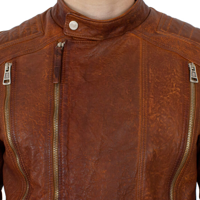 Oxus dettaglio fronte della giacca color marrone