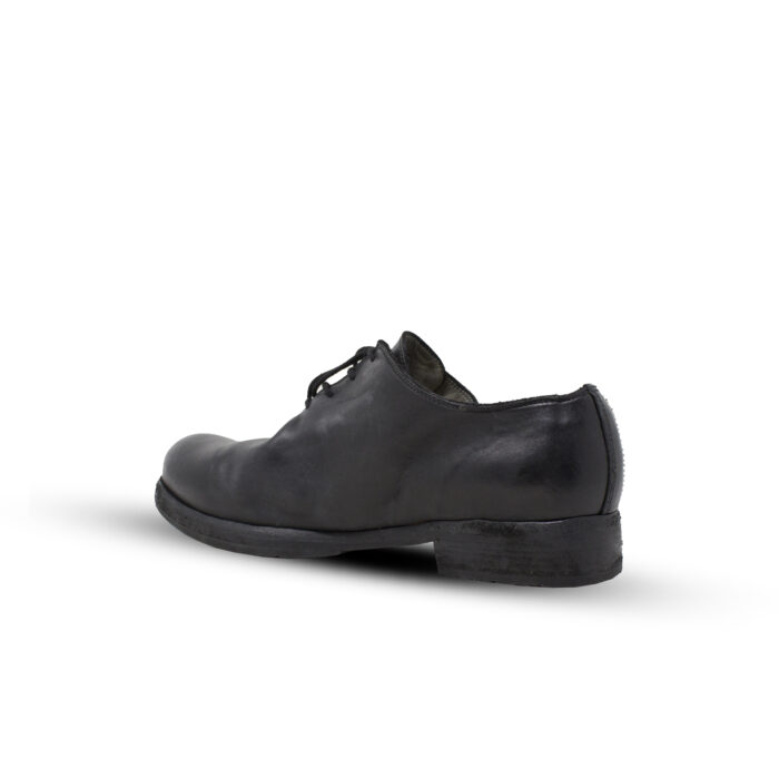 حذاء لابورا 1 تفاصيل الحذاء الأسود