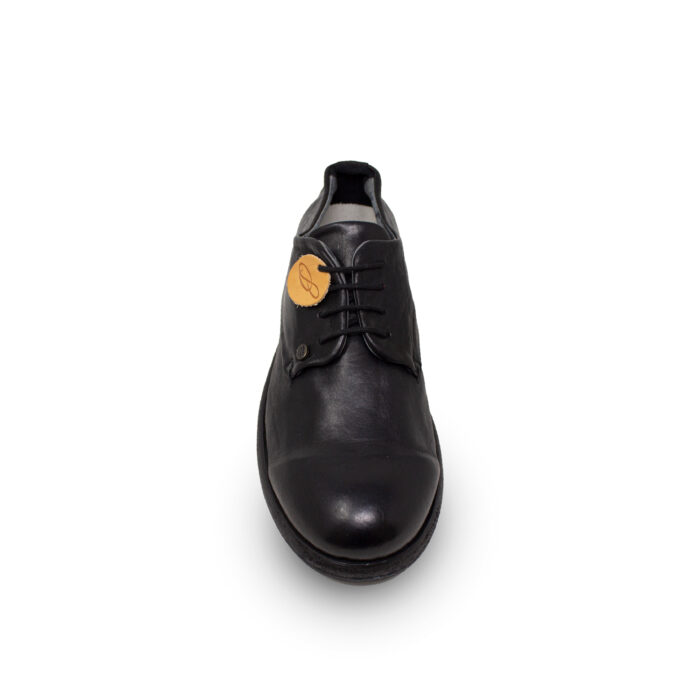 Лабора 4, вид спереди на обувь черного цвета