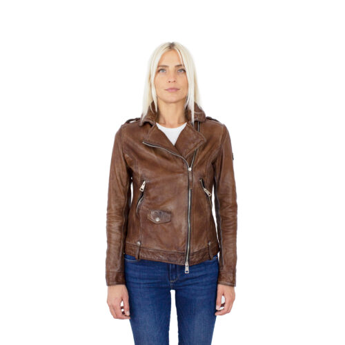 Nonia front of the brown jacket